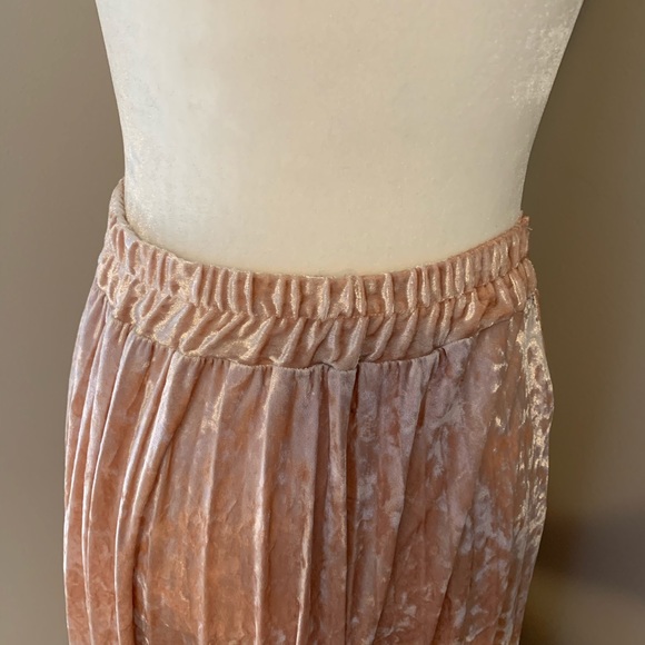 Miami | Rose Gold Crushed Velvet Pleated Skirt - Picture 5 of 7